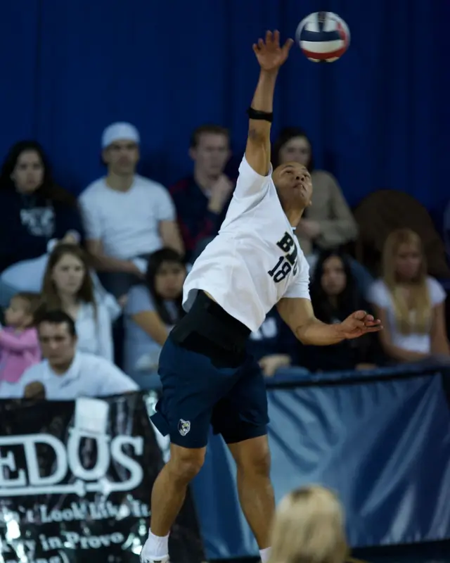Rodrigo sacando com a camisa 18 da BYU